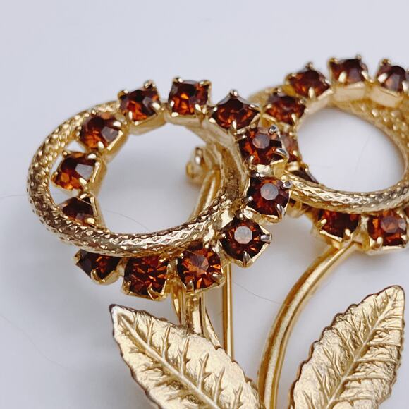 Mid Century Gold Tone Floral Brooch Amber Rhinestone Prong Set 50s Eternity Pin - Picture 3 of 7
